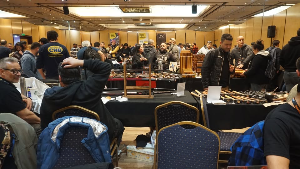 Cuchillos artesanales exhibidos en la MAC