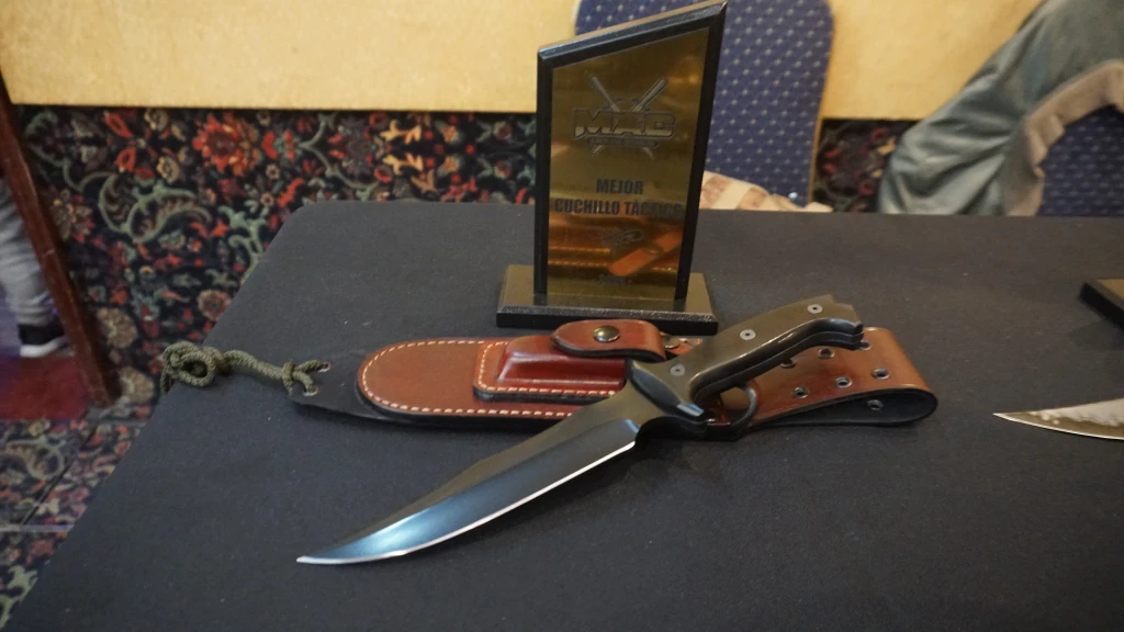 Cuchillos artesanales en exhibición