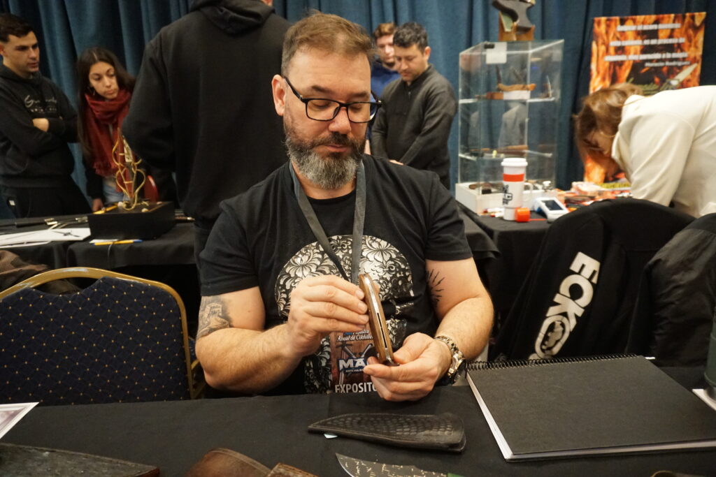 Visitantes recorriendo la muestra